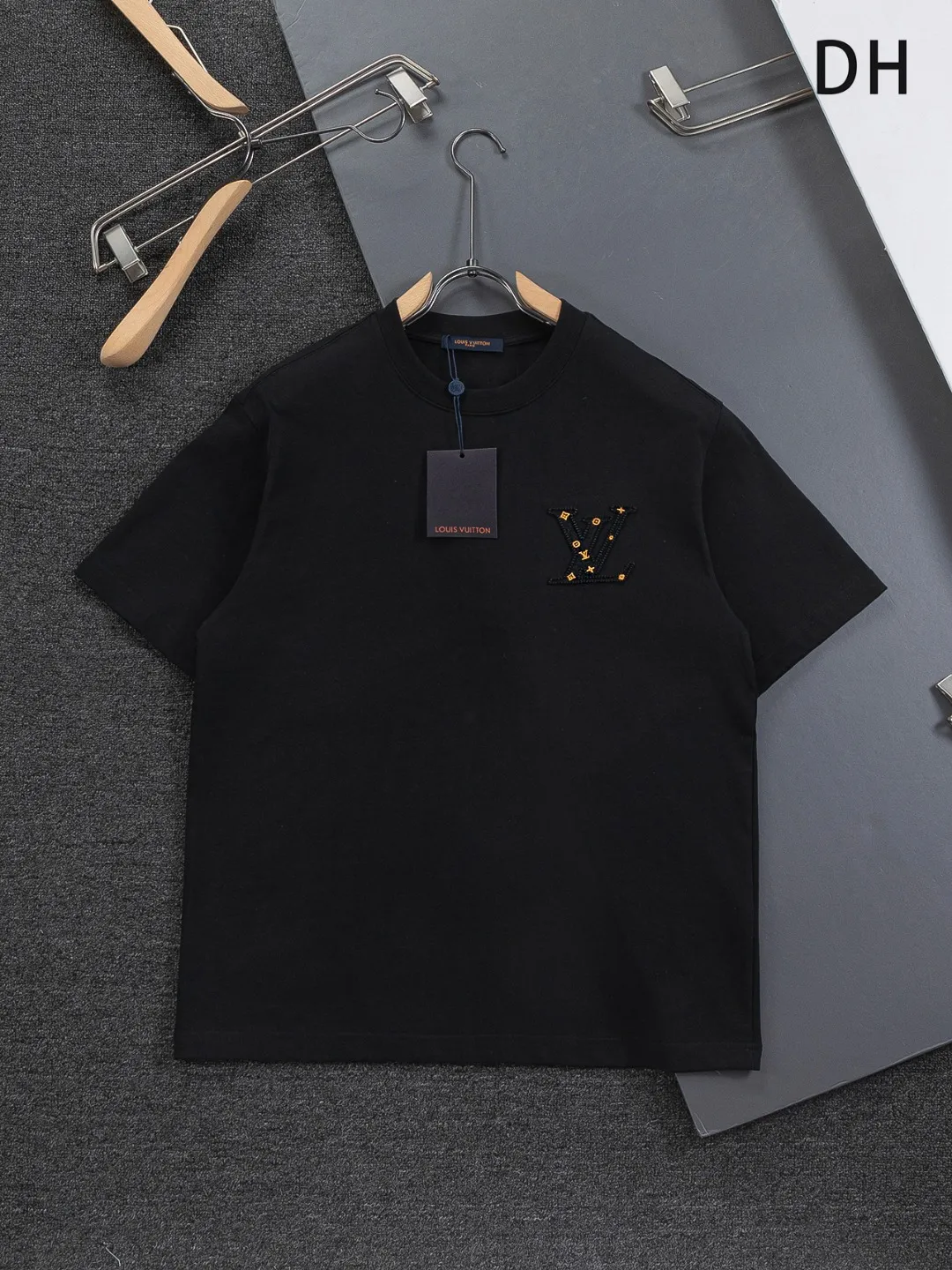 🅿️190 Louis Vuitton 1V LV micro-wide version S-XL LV 26ss New product counters are on the shelves at the same time Multiple craftsmanship Three-dimensional hollow gold dot letters embroidery on the chest🪡logo Large logo embroidery on the back hollow gold dot letters🪡logo Short-sleeved T-shirt Round neck short-sleeved T-shirt, the same style for men and women! Consigned to one-to-one creation. Synchronized with the official website, pure cotton fabrics at the counter! It is close to the skin and comfortable, durable and easy to wear. It has a classic and simple logo design and meticulous original craftsmanship. Short-sleeves, a must-have item for men, do not appear to be the same for the general public, but must be unique and eye-catching. This LV short-sleeve is all about quality, comfort, the same shape and fashion as always, including fabrics and cutting techniques. All of them have been made with great effort! 320 grams of washed pure cotton fabric, pure cotton is breathable, very refreshing and comfortable for daily wear. The rib knitting on the neckline is smooth and tight, and the neckline will not be skewed if you toss it at will. The loose version, you will find that it looks really good on the upper body. The overall is minimalist and neat, super versatile for daily use! Pair it casually with a pair of pants for a youthful look. A T-shirt will make your outfit crazy. It is a fashionable item that can never go wrong! Color: Black White Pink Size: S-XL Size chart: S: Shoulder width 50-Bust 56-Length 70 M: Shoulder width 52-Bust 57-Length 72 L: Shoulder width 54-Bust 59-Length 74 XL: Shoulder width 56-Bust 62-Length 76
